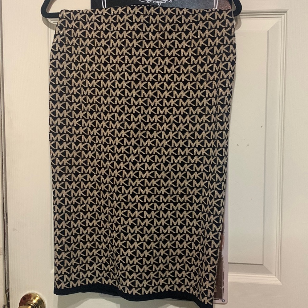 Michael kors gold and black skirt size small will fit a size medium